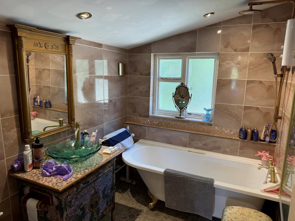 Lot: 42 - DETACHED BUNGALOW WITH POTENTIAL ON 1.6 ACRE PLOT - The Bathroom